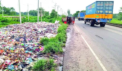 চৌদ্দগ্রামে মহাসড়কের দুই পাশে ময়লার ভাগাড়