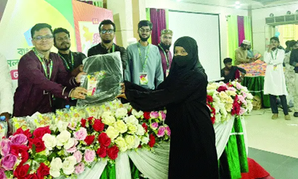 রঙিন সুতার দোলনায় হাসি ফুটছে কালীগঞ্জের নারীদের