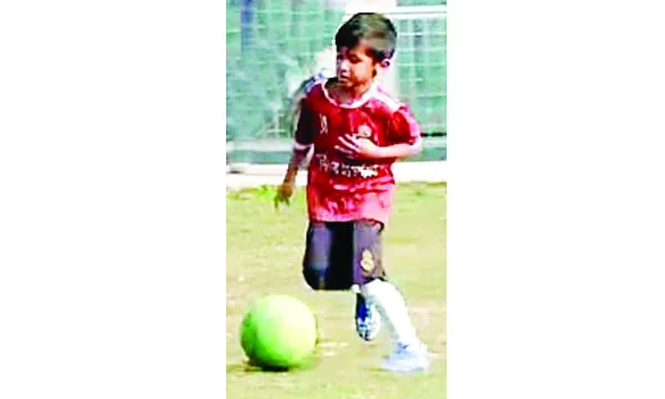 কাঁঠালিয়ায় খুদে ফুটবলার সাফিনের জন্য জেলা প্রশাসনের সহায়তা