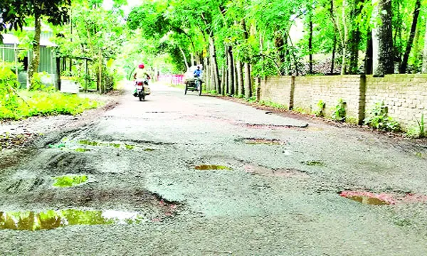 ৯ কিমি সড়ক যেন ‘মরণ ফাঁদ’