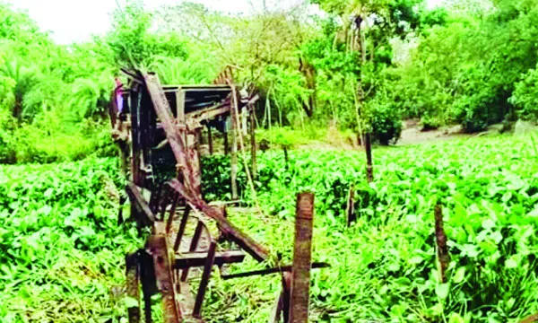 তালতলীতে আয়রন ব্রিজ ভেঙে খালে, বিচ্ছিন্ন কয়েক হাজার মানুষের যোগাযোগ