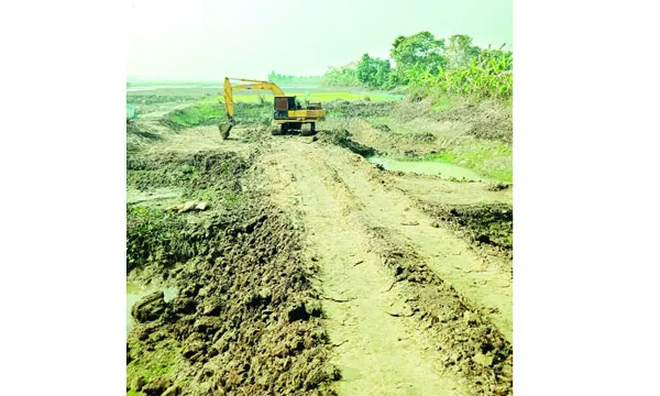 আত্রাইয়ে ভেকু দিয়ে কাটা হচ্ছে ফসলি জমির টপসয়েল