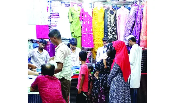কালীগঞ্জে ঈদকে ঘিরে জমজমাট কেনাকাটা শাড়ি-পাঞ্জাবিতে ক্রেতাদের আগ্রহ
