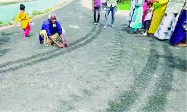 দেড় কোটি টাকার সড়ক নির্মাণে  অনিয়ম, উঠে যাচ্ছে কার্পেটিং