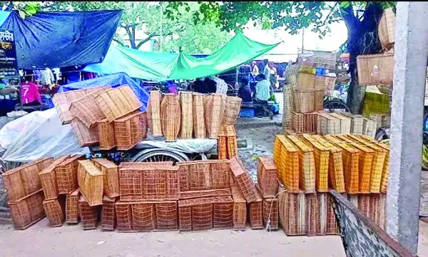 বর্ষায় চুয়াডাঙ্গায় বেড়েছে ‘বিত্তি’র কদর, ব্যস্ত কারিগররা
