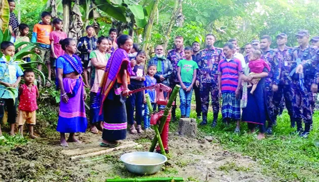 পানছড়িতে নলকূপ বিতরণ বিজিবির