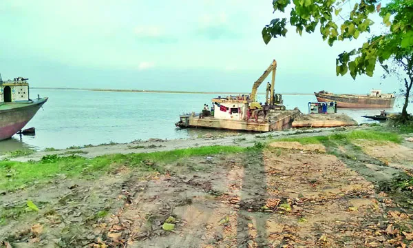 রাতের আঁধারে হারিয়ে যাচ্ছে ফসলি জমি