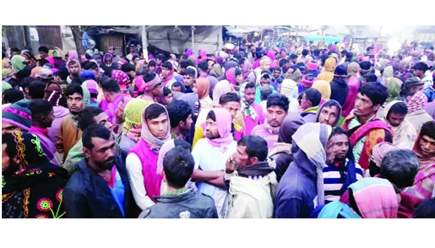 গুরুদাসপুরে শ্রমিক কেনার হাটে বৈষম্যের শিকার নারীরা