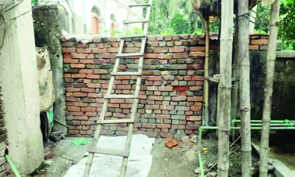 লোহাগড়ায় সরকারি রাস্তা বন্ধ অবরুদ্ধ ২৫ জেলে পরিবার