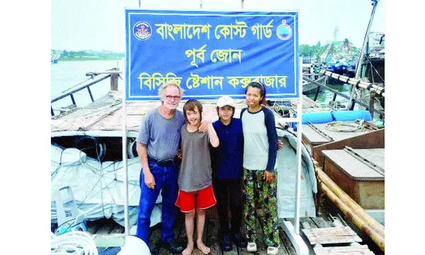 চর থেকে ৪ বিদেশী পর্যটককে উদ্ধার করল কোস্ট গার্ড