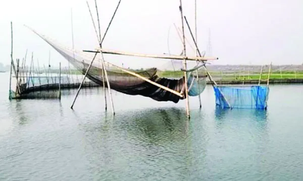 মুন্সীগঞ্জে নদী দখল করে মাছ শিকার বিপন্ন পরিবেশ ও নৌ চলাচল