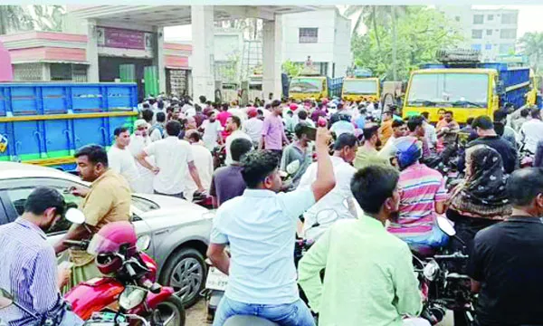 তেল সঙ্কটে উত্তপ্ত পাম্পগুলো বড়াইগ্রামে সংঘর্ষে আহত ৫