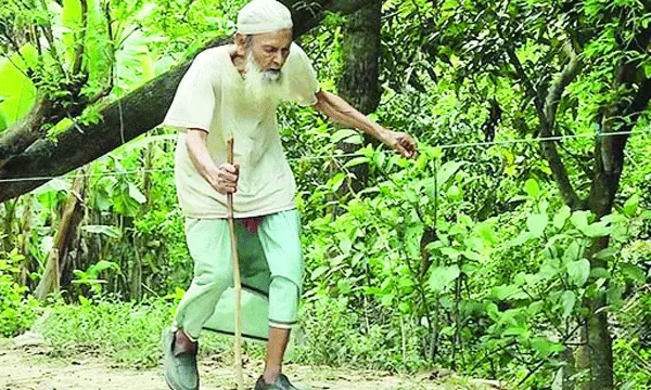 দড়ি ধরে মসজিদে যেতেন ১২০ বছরের অন্ধ মুয়াজ্জিন