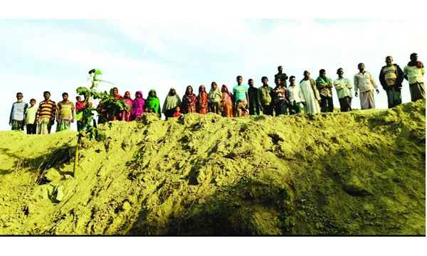 তজুমদ্দিনে অপরিকল্পিত বেড়িবাঁধ নির্মাণে ঘরহারা কয়েক শ’ পরিবার