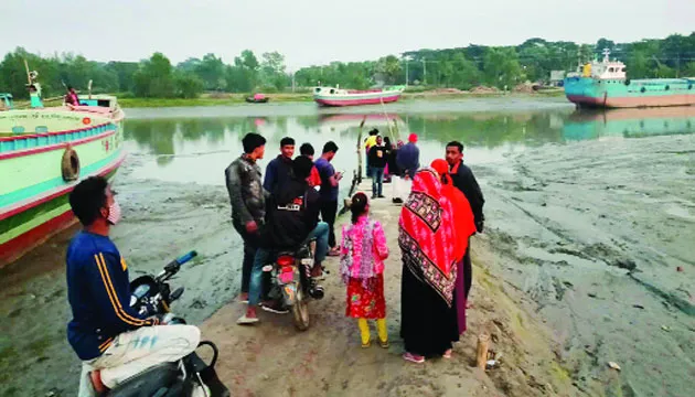 নাব্যতা হারিয়ে মৃতপ্রায় দাড়ছিঁড়া নদী, খেয়া চলাচল বন্ধ