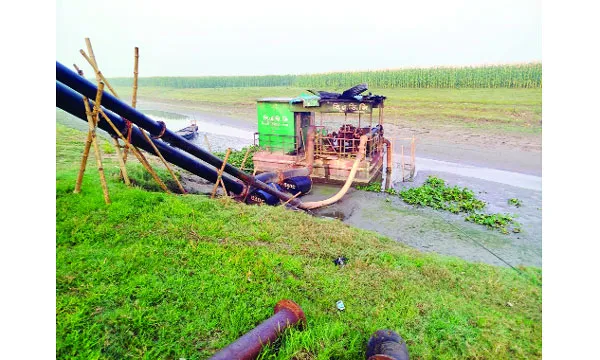 জোয়ান শাহী হাওরে হুমকির মুখে কৃষকের ৫ হাজার একর বোরো জমি