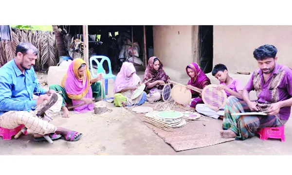বৈশাখী মেলা ঘিরে চন্দনাইশে হাতপাখা তৈরিতে ব্যস্ত শিল্পীরা