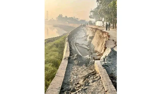 নির্মাণের ৩ দিনের মাথায় ধসে পড়ল সড়ক
