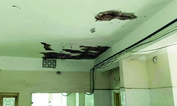 হাসপাতালের ছাদ থেকে খসে পড়ছে পলেস্তারা, আতঙ্কে রোগী-স্বজনরা
