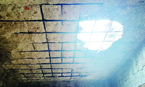 ছাদ ফুঁড়ে দেখা যায় আকাশ, ওপরে চলছে তৃতীয় তলার কাজ