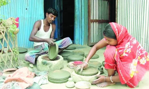 পয়লা বৈশাখ ঘিরে ব্যস্ত কুমারপাড়া টিকে থাকার লড়াইয়ে মৃৎশিল্পীরা