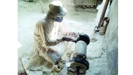 জীবন-জীবিকা চালাতে হিমশিম খাচ্ছেন পাবনার শাঁখারিরা