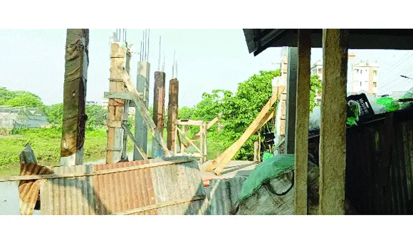 নেত্রকোনায় মগড়া নদী দখল করে স্থাপনা নির্মাণ