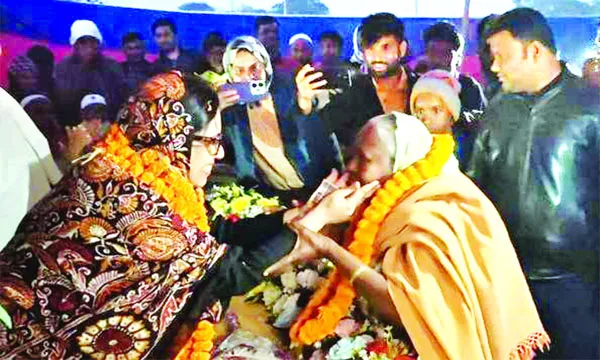 রুমিন ফারহানাকে নির্বাচনী   খরচে অর্থ দিলেন বৃদ্ধা