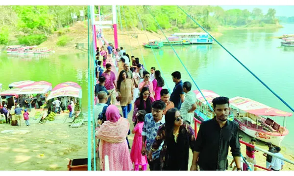 ঈদের ছুটিতে পর্যটকের ঢল