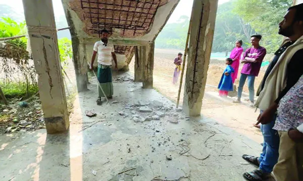 ঝুঁকিপূর্ণ ভবনেই পাঠদান  আতঙ্কে শিক্ষার্থীরা