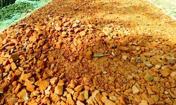 রাতের আঁধারে নিম্নমানের খোয়া দিয়ে সড়ক নির্মাণ