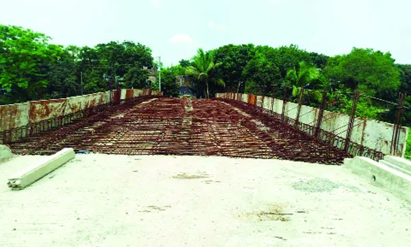 তিতাসে ব্রিজ নির্মাণকাজ বন্ধ, সীমাহীন জনদুর্ভোগ