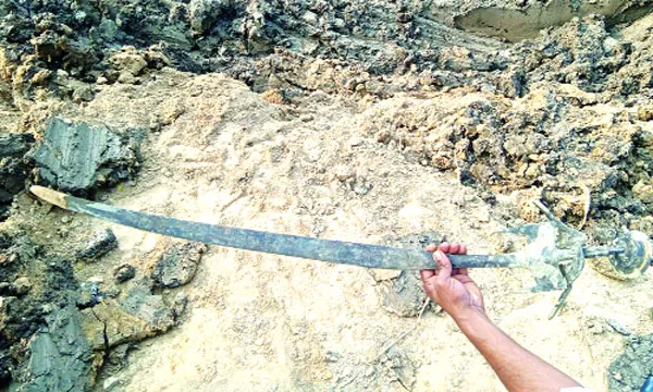 চিত্রা নদীতে মিলল মুঘল আমলের তরবারি