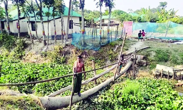কালভার্ট ভেঙে ঠিকাদার উধাও, দেড় বছর ধরে অবরুদ্ধ ১৯ ভূমিহীন পরিবার