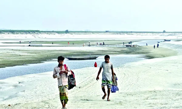 ফুলছড়ি লটঘাট অচল, বিপর্যস্ত জনজীবন ও স্থানীয় অর্থনীতি