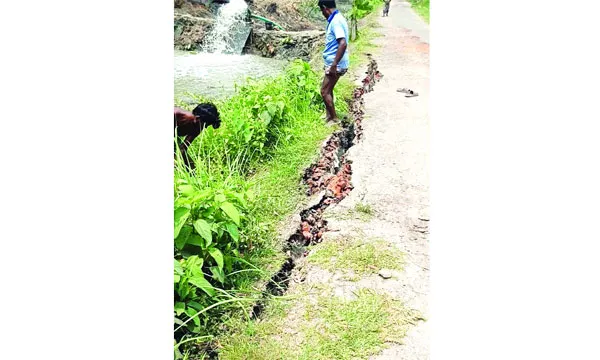 রাজাপুরে খাল খননে সড়কে ধস বিচ্ছিন্নতার শঙ্কায় এলাকাবাসী
