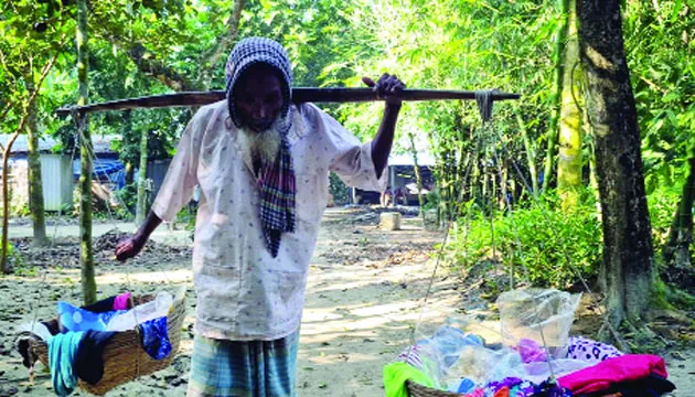সময়ের ছাপ বুকে নিয়েও থেমে নেই শতবর্ষী রইস উদ্দিনের জীবন