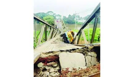 ধোবাউড়ায় বেইলি ব্রিজ ধসে ট্রাক নদীতে, যোগাযোগ বিচ্ছিন্ন