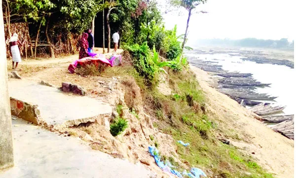 চেলা নদীর পাড় কেটে চলছে  বালু লুটের মহোৎসব