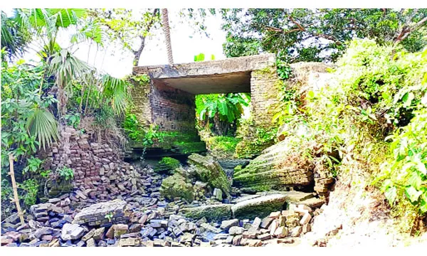 শ্রীপুরে ভঙ্গুর সেতু দিয়েই পারাপার