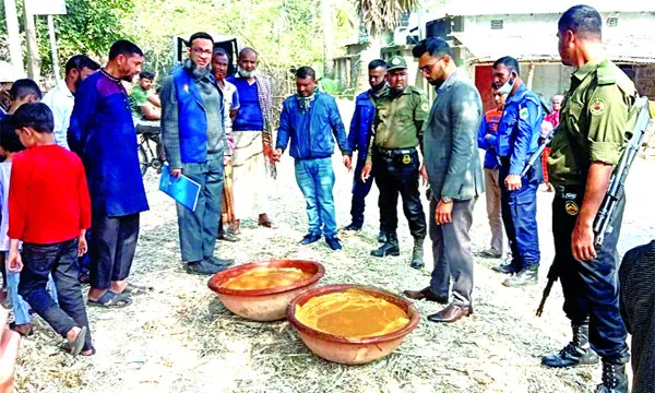চারঘাটে নিম্নমানের পণ্য তৈরি করায় ৬০ হাজার টাকা জরিমানা