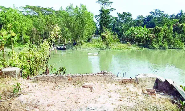 মির্জাগঞ্জে শ্রীমন্ত নদীর ওপর সেতু ভেঙে ৪ বছর ধরে দুর্ভোগ