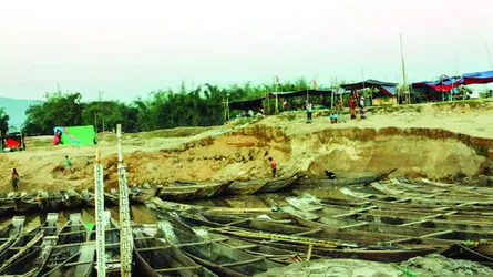 রাতের আঁধারে চেলা নদীর পাড় কেটে বালু লুট