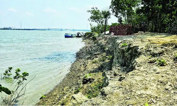 দুমকিতে পায়রা নদীর ভাঙনে নিঃস্ব শতাধিক পরিবার