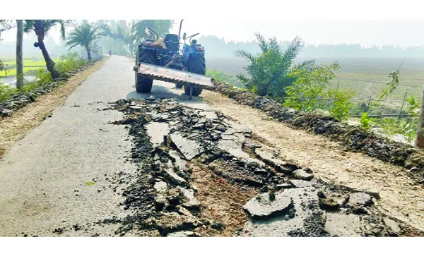 তাড়াশে নিম্নমানের উপকরণে রাস্তা নির্মাণ নোটিশ দেয়ায় প্রাণনাশের হুমকি