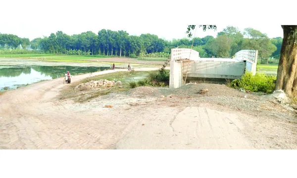 দামুড়হুদায় সংযোগ সড়ক  ছাড়াই সতেু নর্মিাণ