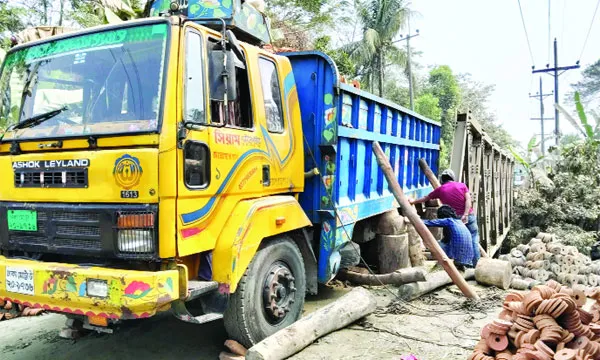 পটুয়াখালী-মর্জিাগঞ্জ-বতোগী সড়কে বইেলি ব্রজিরে পাটাতন ভঙেে যান চলাচল বন্ধ