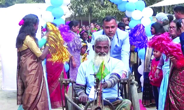 ঘোড়াঘাটে প্রতিবন্ধীদের মধ্যে কম্বল বিতরণ
