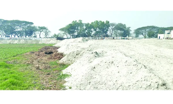 সরিাজদখিানে তনি ফসলি জমতিে বালু ভরাট করে ব্যবসা