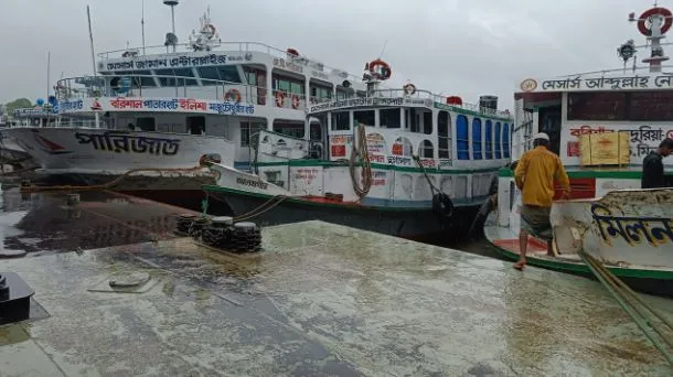 অভ্যন্তরীণ নৌপথে লঞ্চ চলাচল বন্ধ ঘোষণা